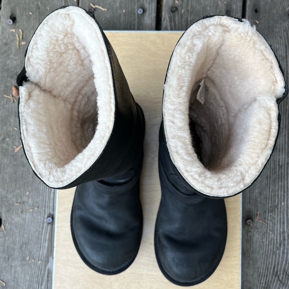 UGG Wm’s Kensington Black Leather Shearling Lined Buckle Boot In Sz 8 - Picture 7 of 15